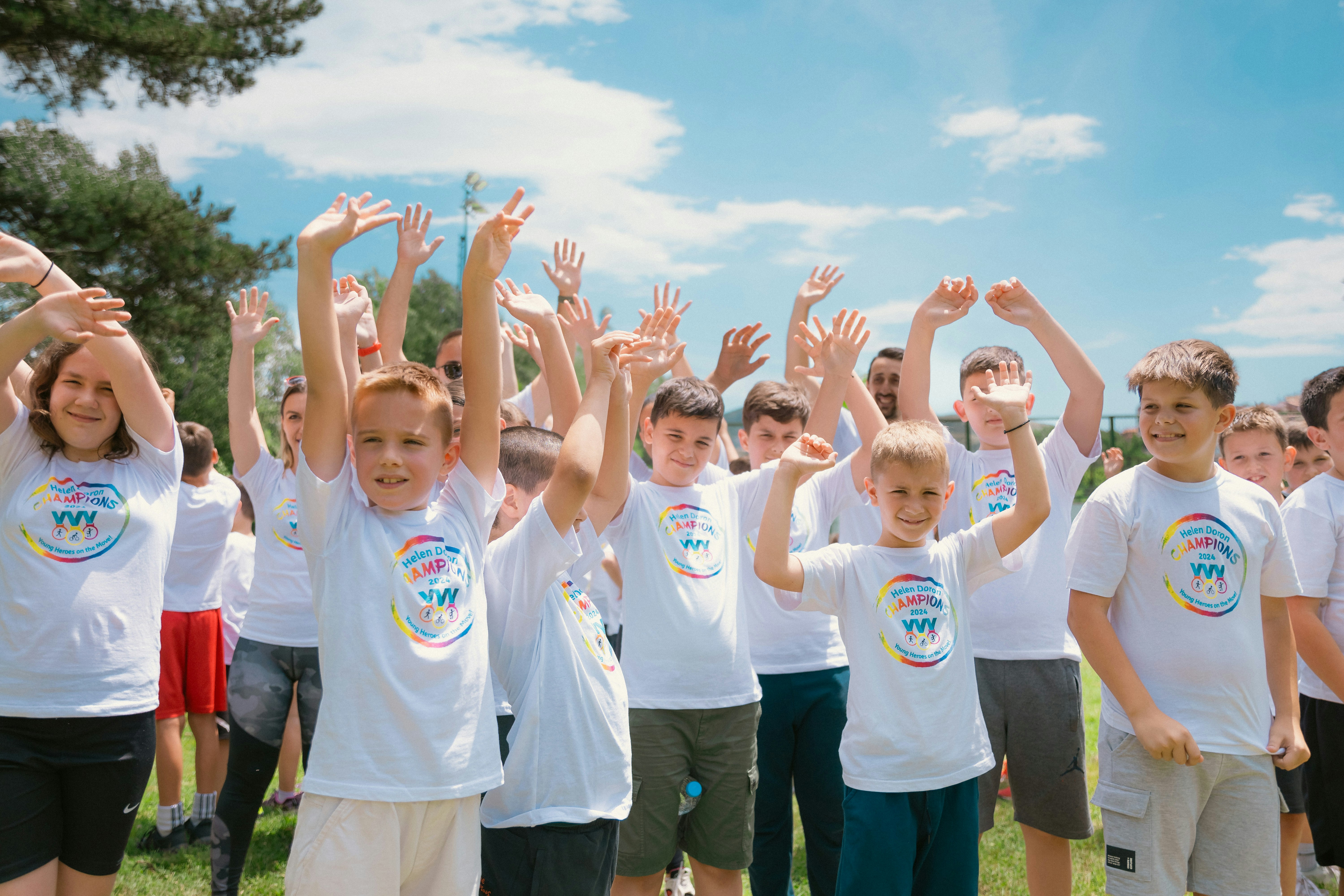 Радостные дети в летнем лагере ТриНити Сочи