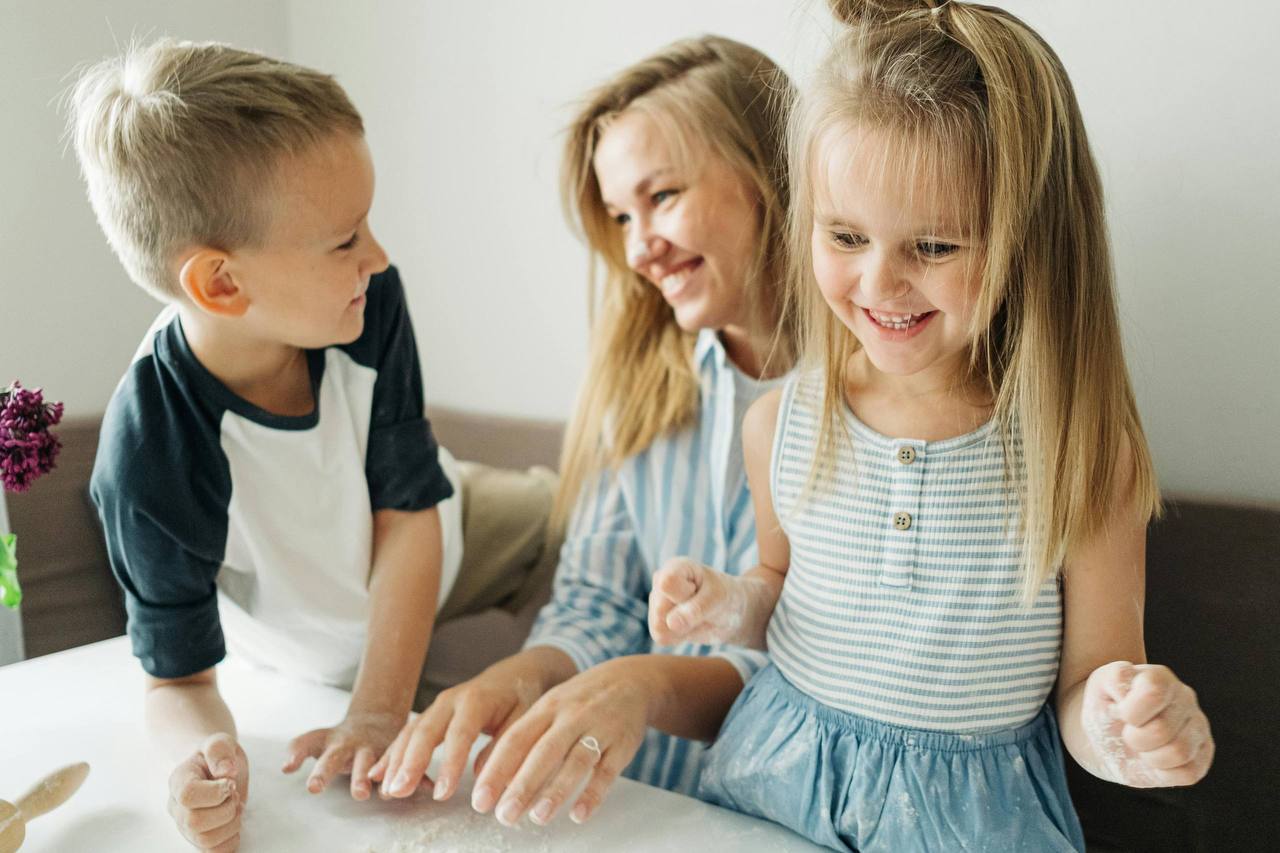 Счастливая семья с ребёнком